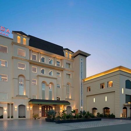 Отель Ramada By Wyndham Kapurthala Экстерьер фото