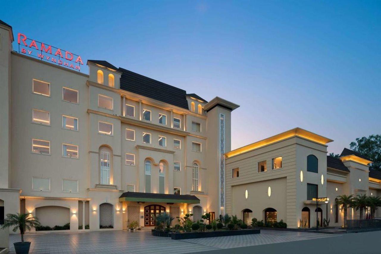 Отель Ramada By Wyndham Kapurthala Экстерьер фото