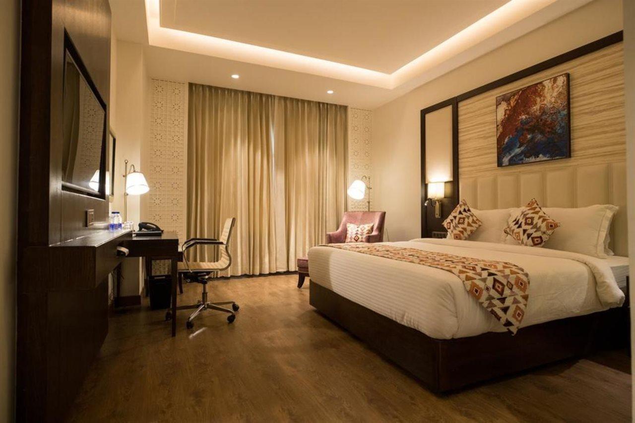 Отель Ramada By Wyndham Kapurthala Экстерьер фото