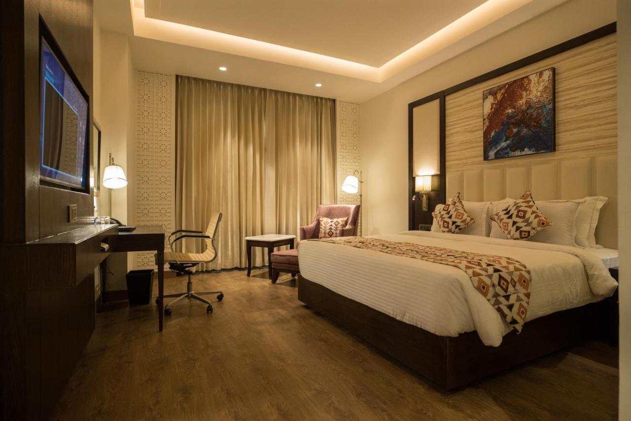 Отель Ramada By Wyndham Kapurthala Экстерьер фото