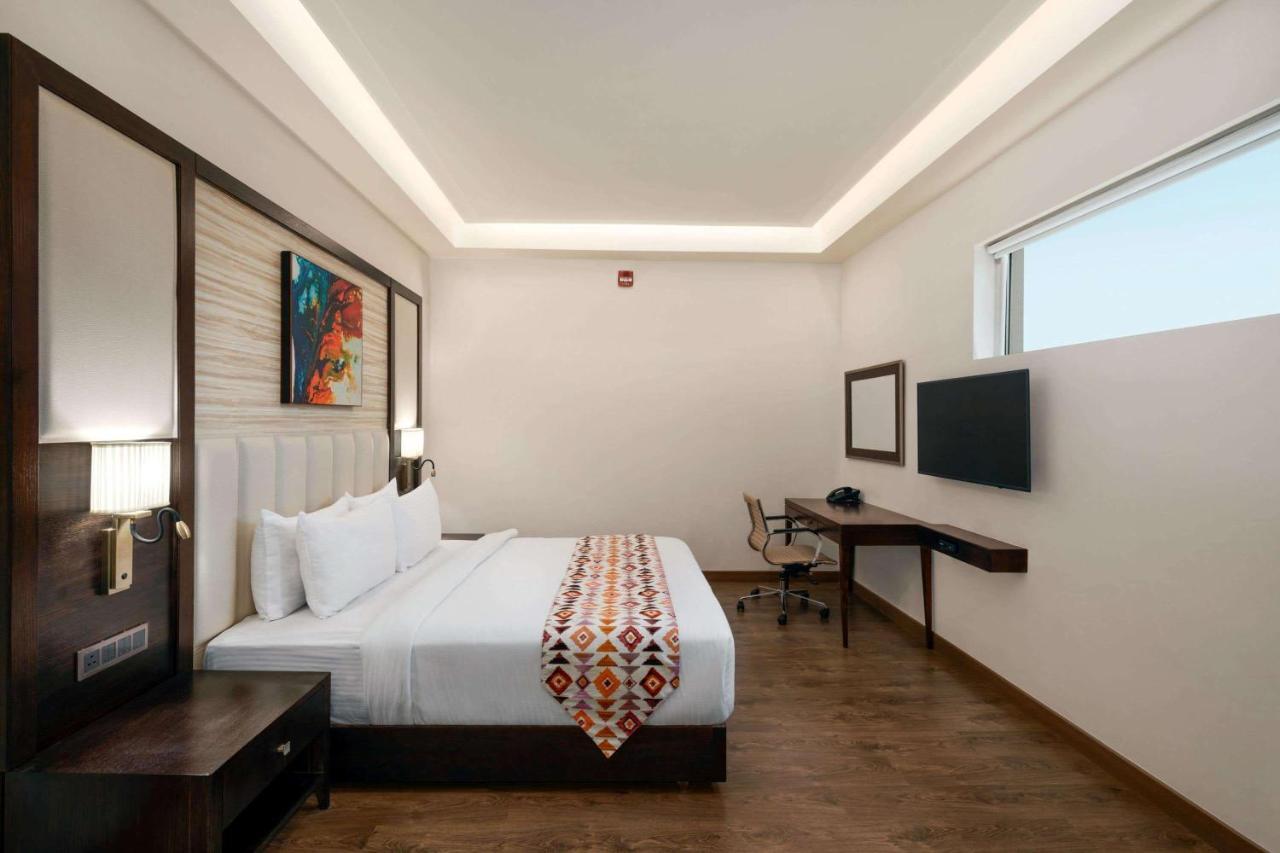 Отель Ramada By Wyndham Kapurthala Экстерьер фото