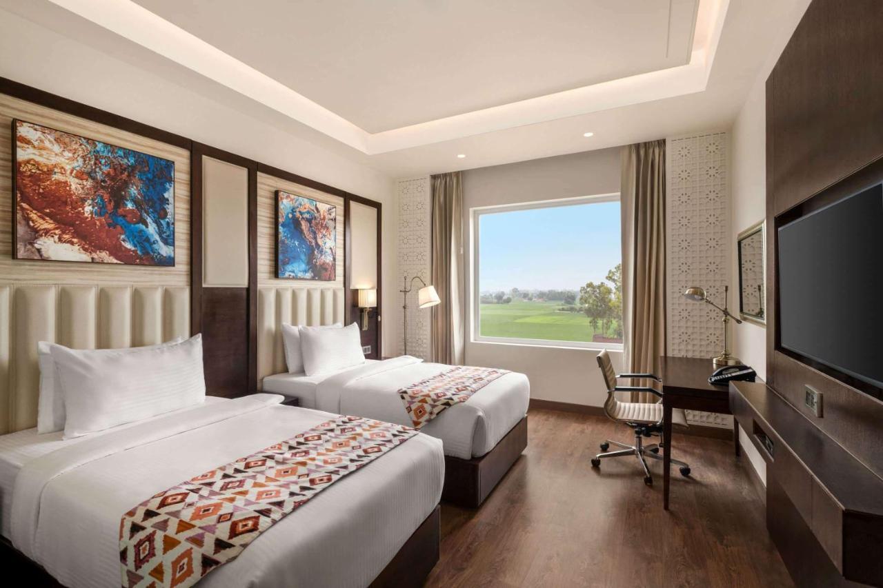 Отель Ramada By Wyndham Kapurthala Экстерьер фото
