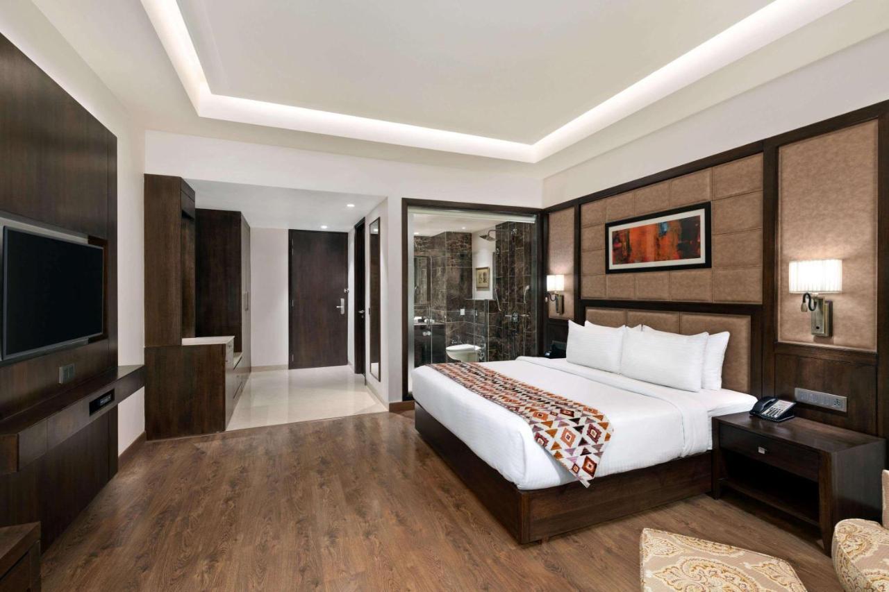 Отель Ramada By Wyndham Kapurthala Экстерьер фото